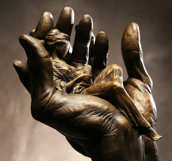 Sculpture femme enfant et main